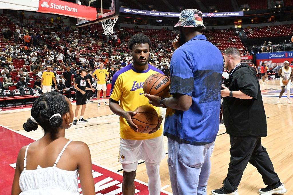 阿里纳斯：说不定老詹找A-史密斯是布朗尼指使的 小詹在家里管事